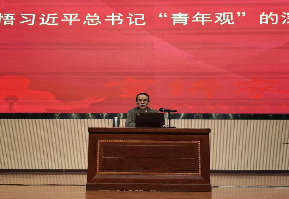 学院院长刘猛为车辆工程系学子讲授《形势与政策》课程