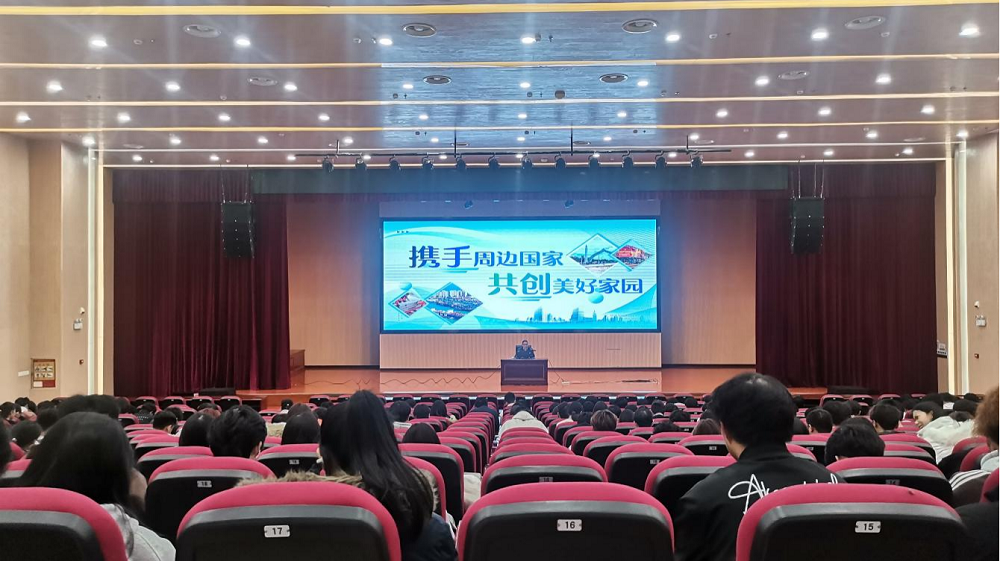 学院副院长范先龙为车辆工程系新生讲授“携手周边国家共创美好家园”形势与政策课