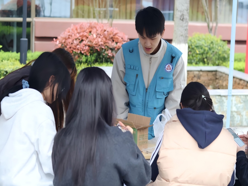 电气工程系嘉镜梦想摄影社与“梦羽你”羽毛球社联合开展“巧手拾春·盲盒有礼”活动