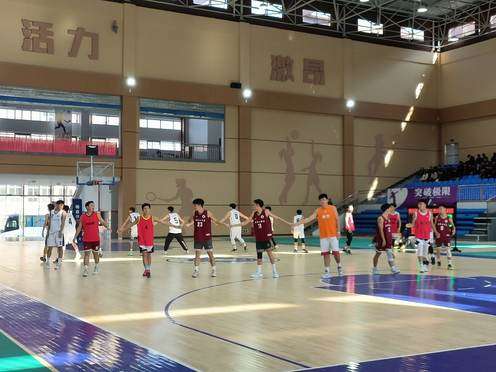 冬日暖阳下，运动正当时——贵州机电职业技术学院与贵州电子信息职业技术学院男篮交流赛顺利开展
