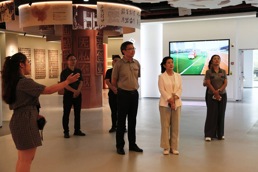 黔南州人大常委会副主任陈明莉一行莅临我院开展教师节慰问活动
