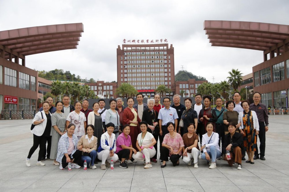 忆往昔峥嵘岁月,携手走过,相聚更觉情谊长