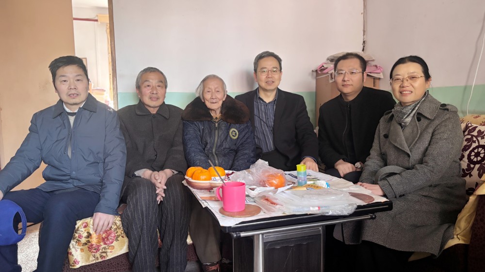 寻访峥嵘岁月 汲取奋进力量 | 学院开展离休干部走访探望活动