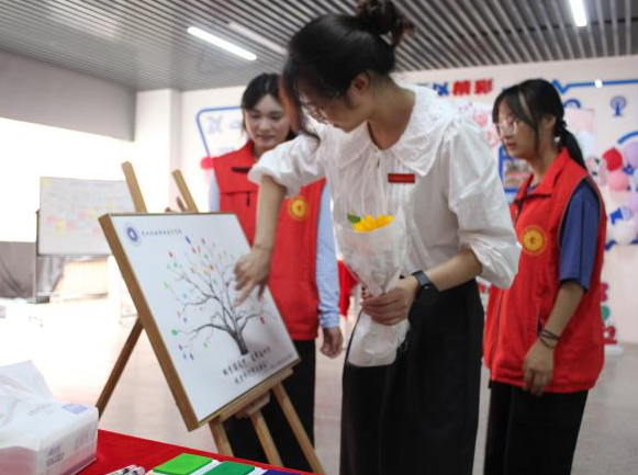 信息工程系团总支组织开展“手作传情,致谢师恩”教师节活动